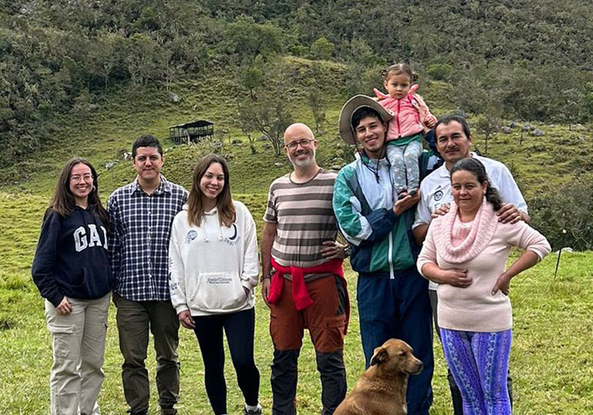 Valeria Idárraga, Diego Suescún, Maria José Díaz, Luis del Romero y Sergio Otero, en La Llanada, con la familia que vive allí.  